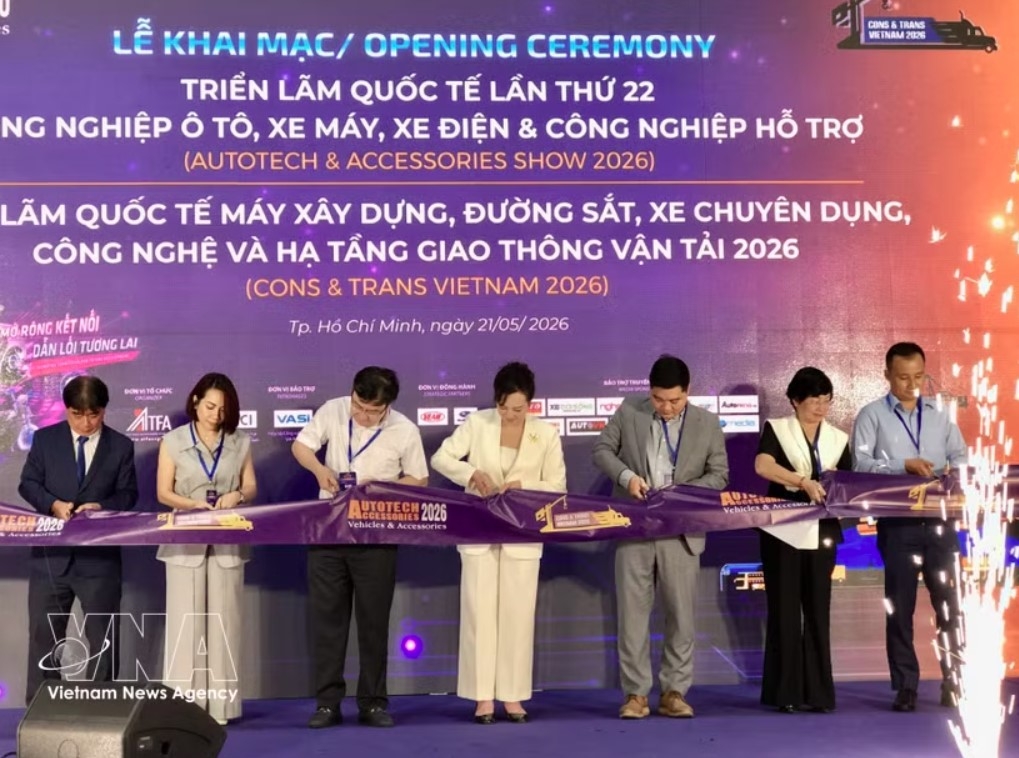 Delegates cut the ribbon to open the exhibition series on May 21. (Photo: VNA)