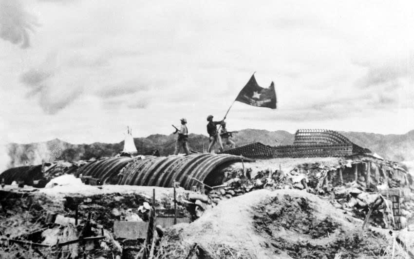 Vietnamese soldiers raise the “Determined to Fight, Determined to Win” flag atop the French command bunker during the Battle of Dien Bien Phu campaign. (Photo: VNA)