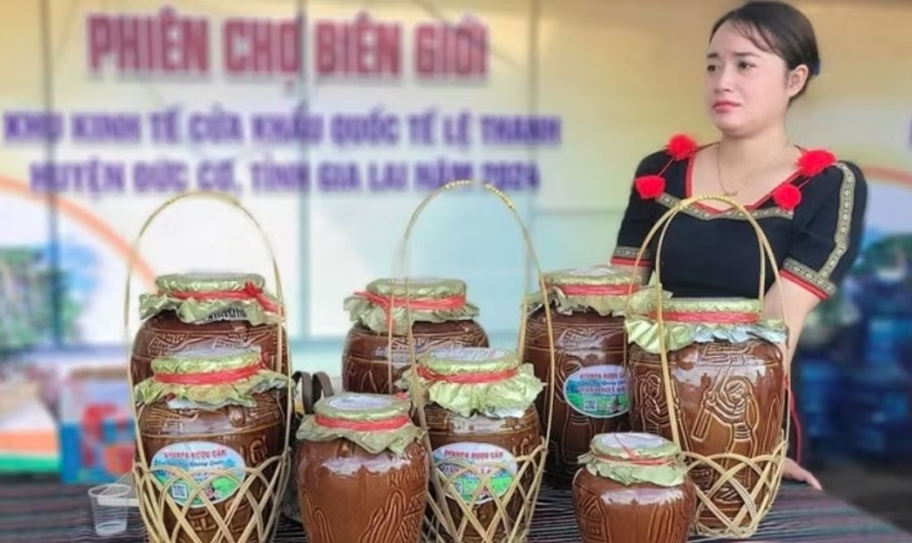 Vietnam and Cambodia are seeking to strengthen supply chain connectivity and promote sustainable border trade at a trade promotion conference in Vietnam's Mekong Delta province of Dong Thap on May 15. (Photo: https://thoibaonganhang.vn/)