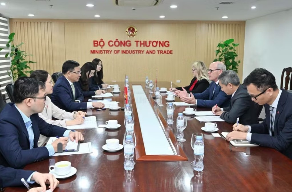 The meeting between Minister of Industry and Trade Le Manh Hung and Canadian Ambassador to Vietnam Jim Nickel in Hanoi on May 11. (Photo: moit.gov.vn)