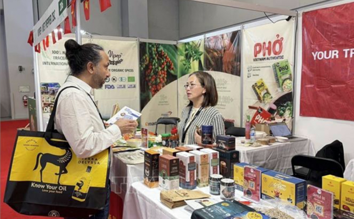 A Canadian buyer speaks with a representative of Vietnam’s Trade Office while visiting the booth at SIAL Canada (Photo: VNA)