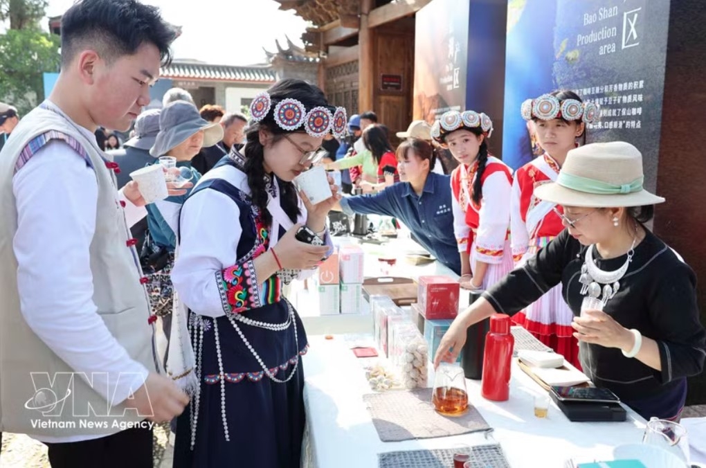 A view of a stall at the second Jade Dragon Snow Mountain coffee festival in Baisha ancient town, Yunnan’s Lijiang city. (Photo: VNA)