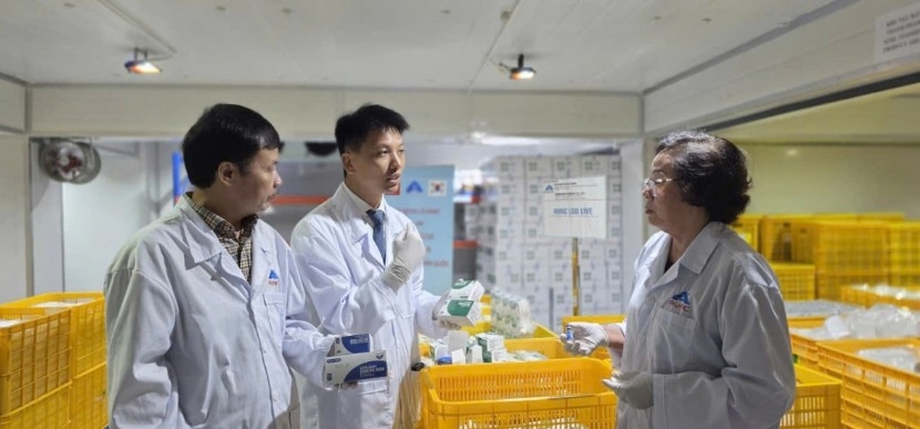 Dr. Nguyen Van Diep introduces the AVAC LSD LIVE vaccine.