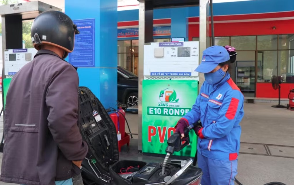 E10 biofuel sold to customers at Tran Phu petrol station in Nghia Lo ward, Quang Ngai province. (Photo: VNA)