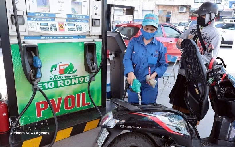 Customers purchase E10 biofuel gasoline at a PVOIL fuel station on Thai Thinh Street in Hanoi. (Photo: VNA)