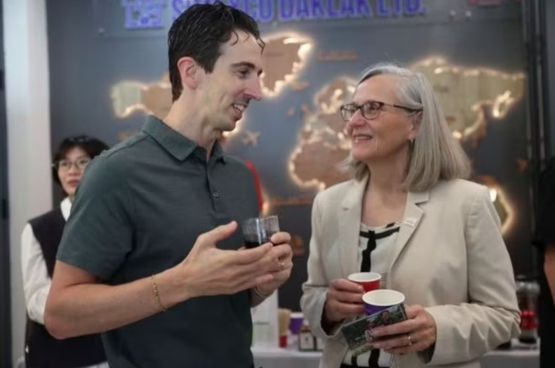 International delegates enjoy Vietnamese coffee at a seminar on promoting the development of the Vietnamese robusta coffee brand in Dak Lak. (Photo: VNS/VNA)