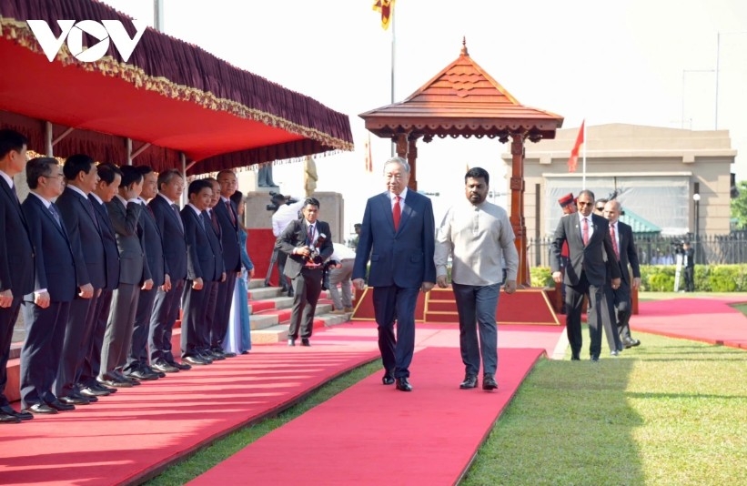 General Secretary and State President To Lam inspects the guard of honour