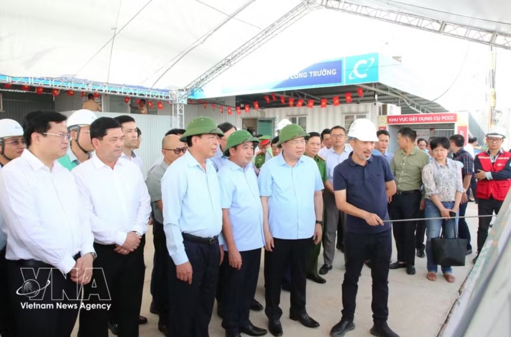 Permanent Deputy Prime Minister Pham Gia Tuc and officials inspect the Gia Binh International Airport project on May 20, 2026. (Photo: VNA)