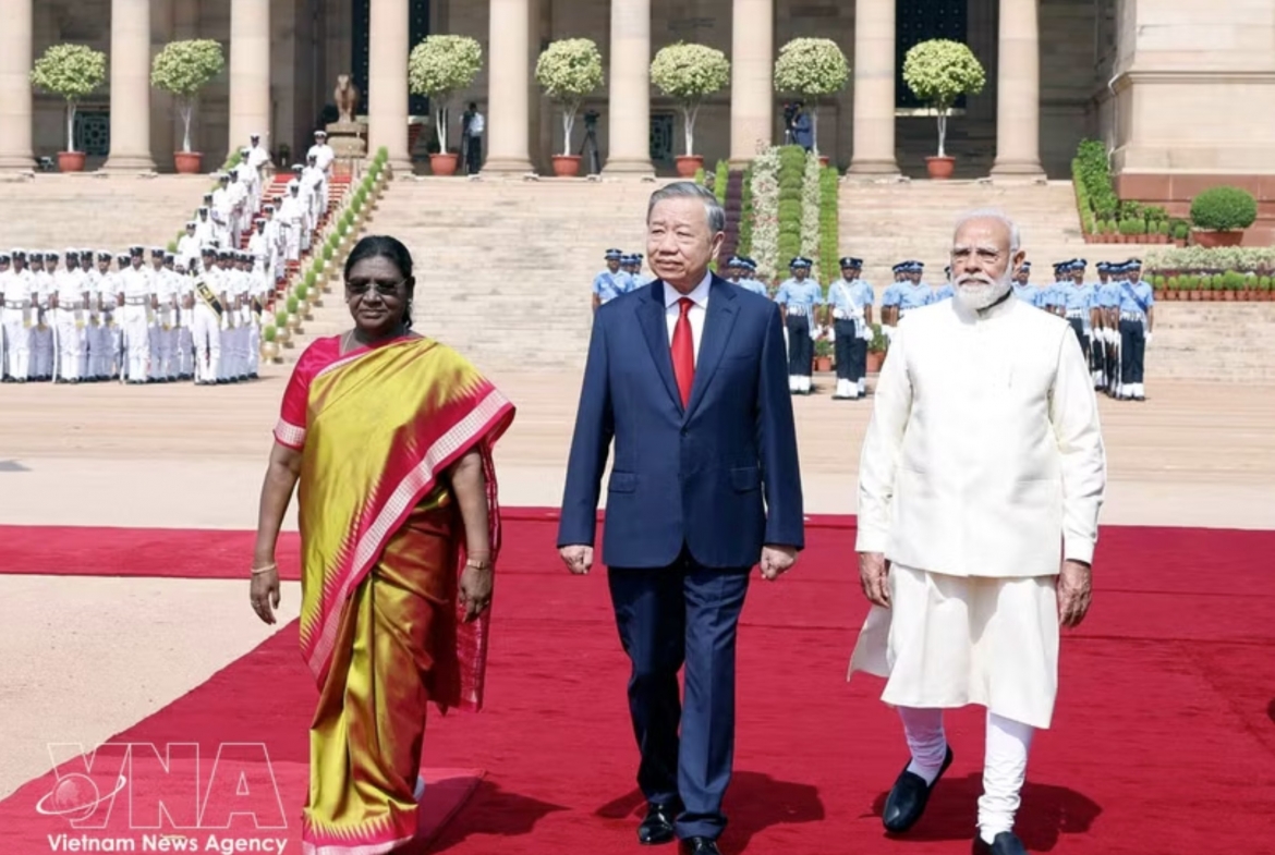 Indian President Droupadi Murmu (first from left) and PM Narendra Modi (first from right) co-chair the state welcome ceremony for General Secretary of the Communist Party of Vietnam (CPV) Central Committee and State President To Lam (Photo: VNA)