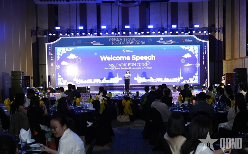 Park Eun Jung, Chief Representative of the Korea Tourism Organization in Vietnam, speaks at the event. (Photo: qdnd.vn)