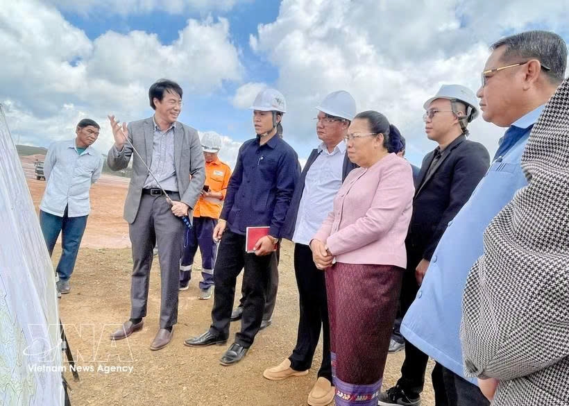 Vice President of Lao National Assembly (NA) Sounthone Xayachak and her delegation at the site of the Dakcheung bauxite mining and alumina processing complex in Dakcheung district, Laos’ Xekong province, on May 23. (Photo: VNA)