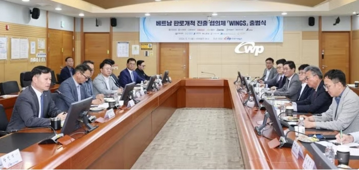 Lee Jung-bok (far left), President of Korea Western Power, speaks at the launch ceremony of “Vietnam Wings.” (Source: Korea Western Power)