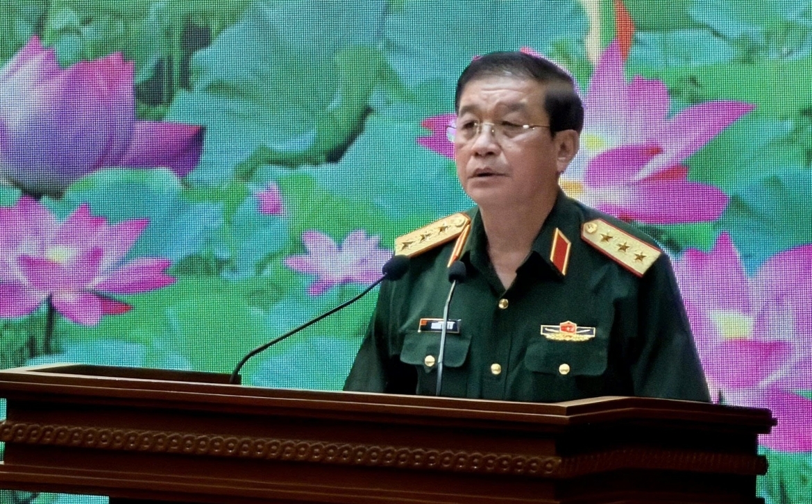 Lieutenant General Truong Thien To, deputy chief of the General Department of Politics of the Vietnam People’s Army, speaks at the seminar