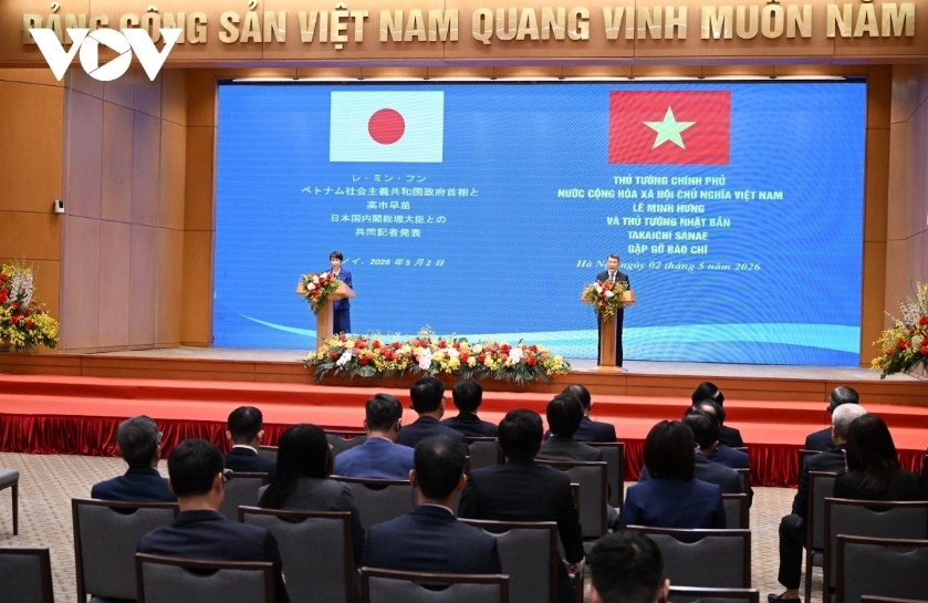 PM Le Minh Hung and his Japanese counterpart Sanae Takaichi meet the press