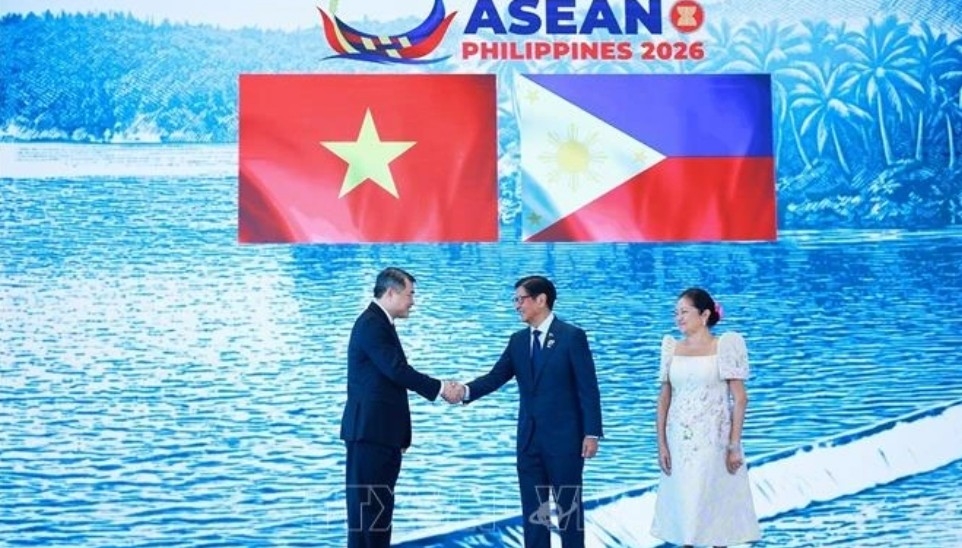 Philippine President Ferdinand Romualdez Marcos Jr., ASEAN Chair for 2026, welcomes PM Le Minh Hung to the 48th ASEAN Summit (Photo: VNA)