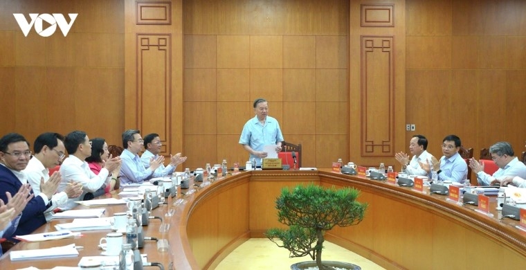 Party General Secretary and State President To Lam chairs the working session 