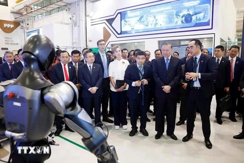 Party General Secretary and State President To Lamn visits the A*STAR Model Factory in Singapore on May 30 as part of his State visit to the city state. (Photo: VNA)