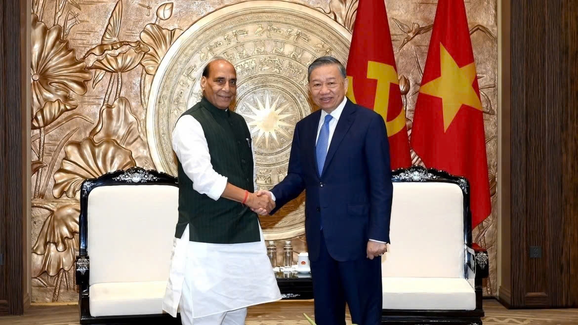 Vietnamese Party General Secretary and State President To Lam (R) receives Indian Defence Minister Rajnath Singh in Hanoi on May 19. (Photo: nhandan.vn)