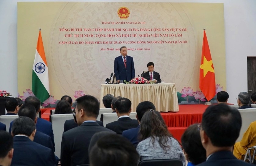 Party General Secretary and President To Lam meets embassy staff and Vietnamese community representatives in India.