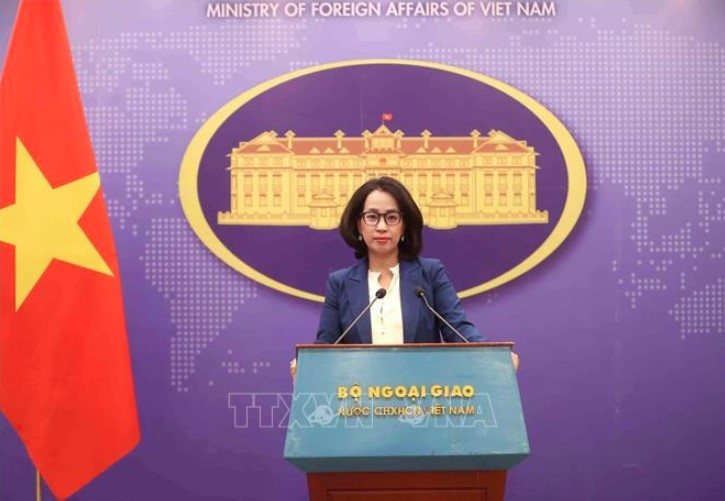 Foreign Ministry spokeswoman Pham Thu Hang answers reporters’ questions at the press briefing
(Photo: VNA)