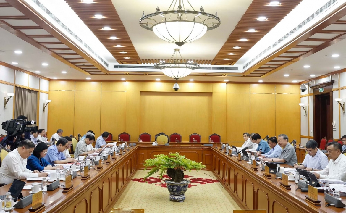 Politburo members discuss a new development resolution for Ho Chi Minh City, including potential mechanisms for a special urban governance model and expanded economic autonomy