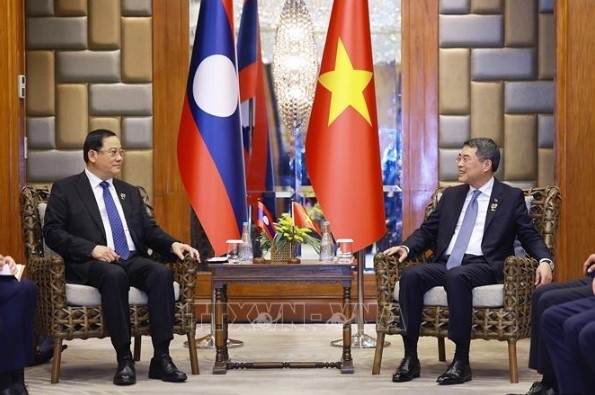 Prime Minister Le Minh Hung meets his Lao counterpart Sonexay Siphandone (Photo: VNA)
