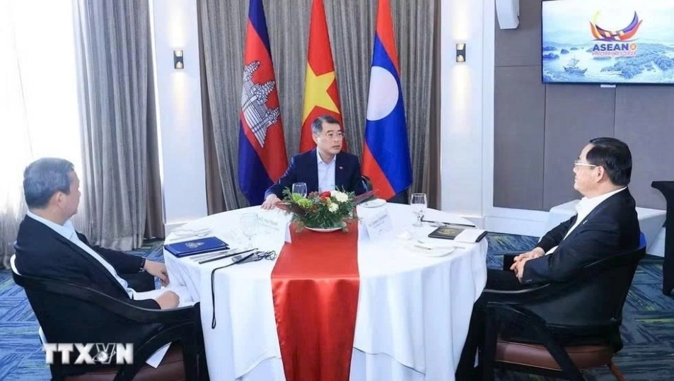 Prime Minister Le Minh Hung held a breakfast meeting with his Cambodian and Lao counterparts, Hun Manet and Sonexay Siphandone, on May 8 while attending the 48th ASEAN Summit in Cebu, the Philippines (Photo: VNA)