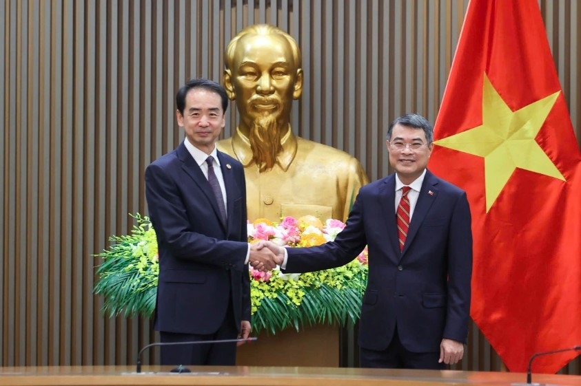 Prime Minister Le Minh Hung welcomes Chinese Ambassador to Vietnam He Wei
