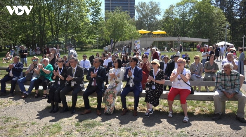 Representatives of the Vietnamese Embassy, the Union of Vietnamese Associations and the Vietnamese Association in Ústí nad Labem, together with local residents and visitors, attend the event.