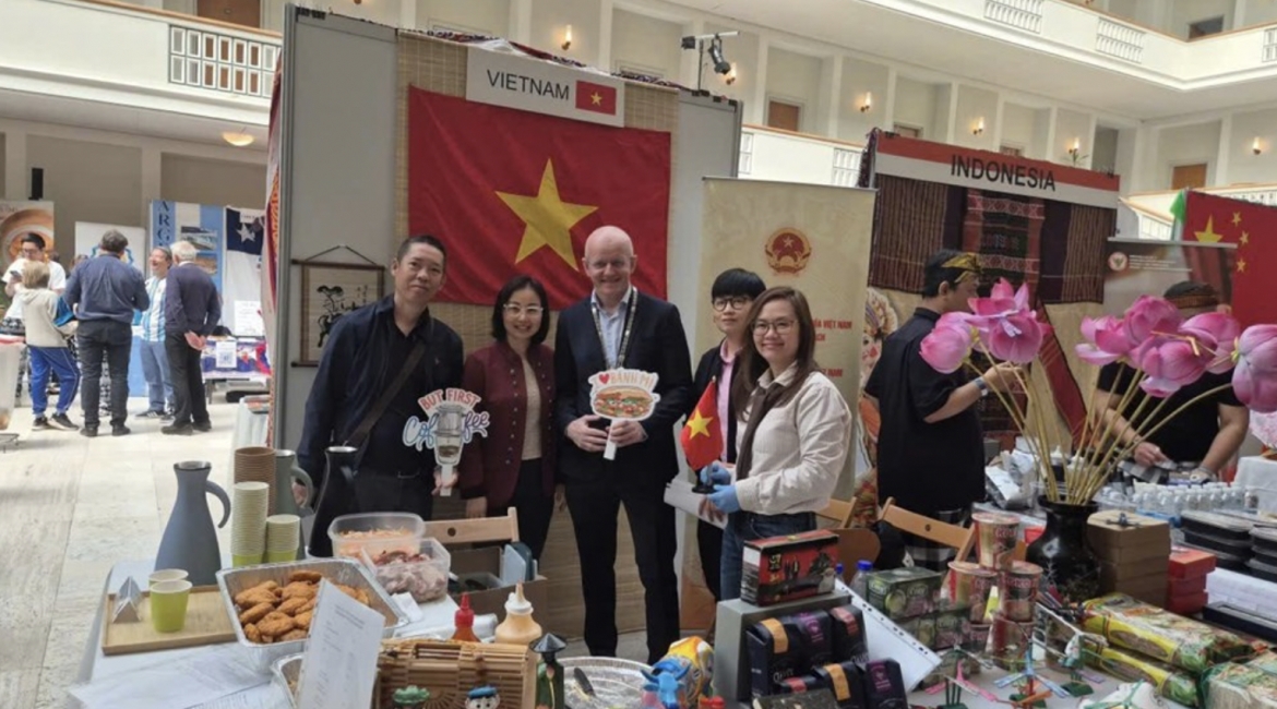 Mayor Michael Fenger visits the Vietnamese booth (Photo: baovanhoa.vn)