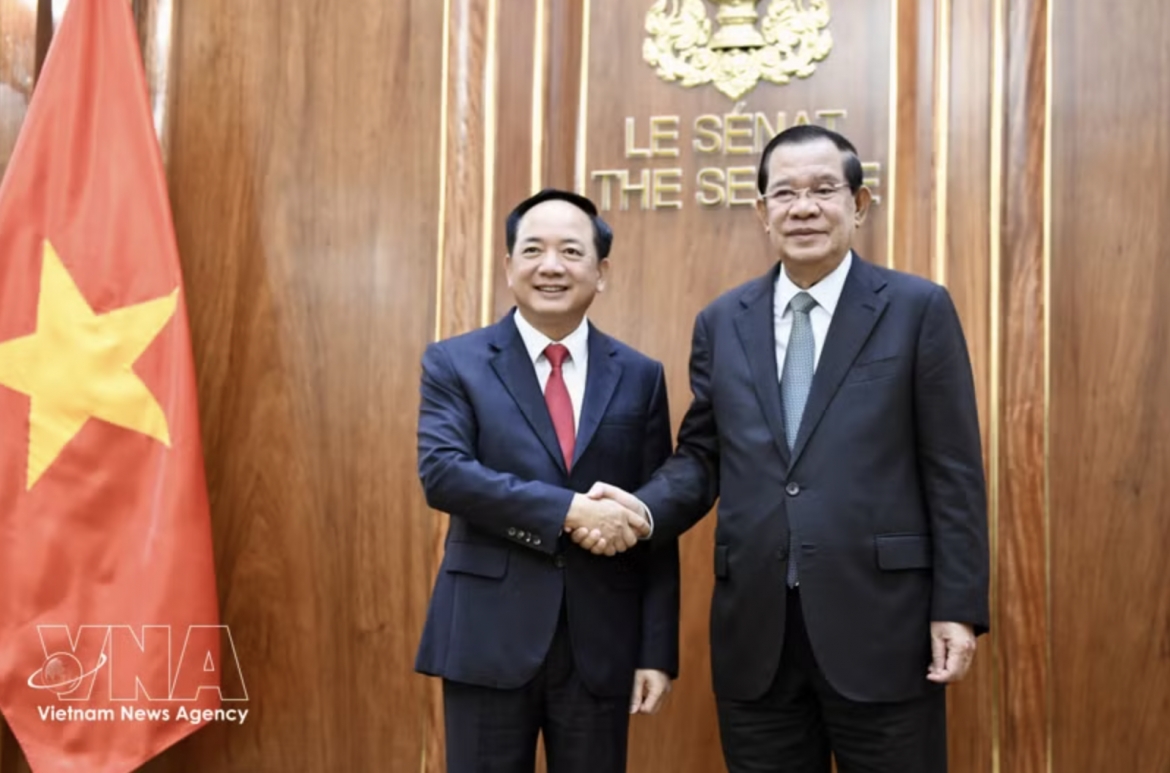 Trinh Van Quyet (L), Politburo member, Secretary of the Communist Party of Vietnam (CPV) Central Committee and Chairman of its Central Commission for Information, Education and Mass Mobilisation, meets with Acting Head of State, President of the Senate and President of the Cambodian People’s Party Hun Sen in Phnom Penh on May 13. (Photo: VNA)