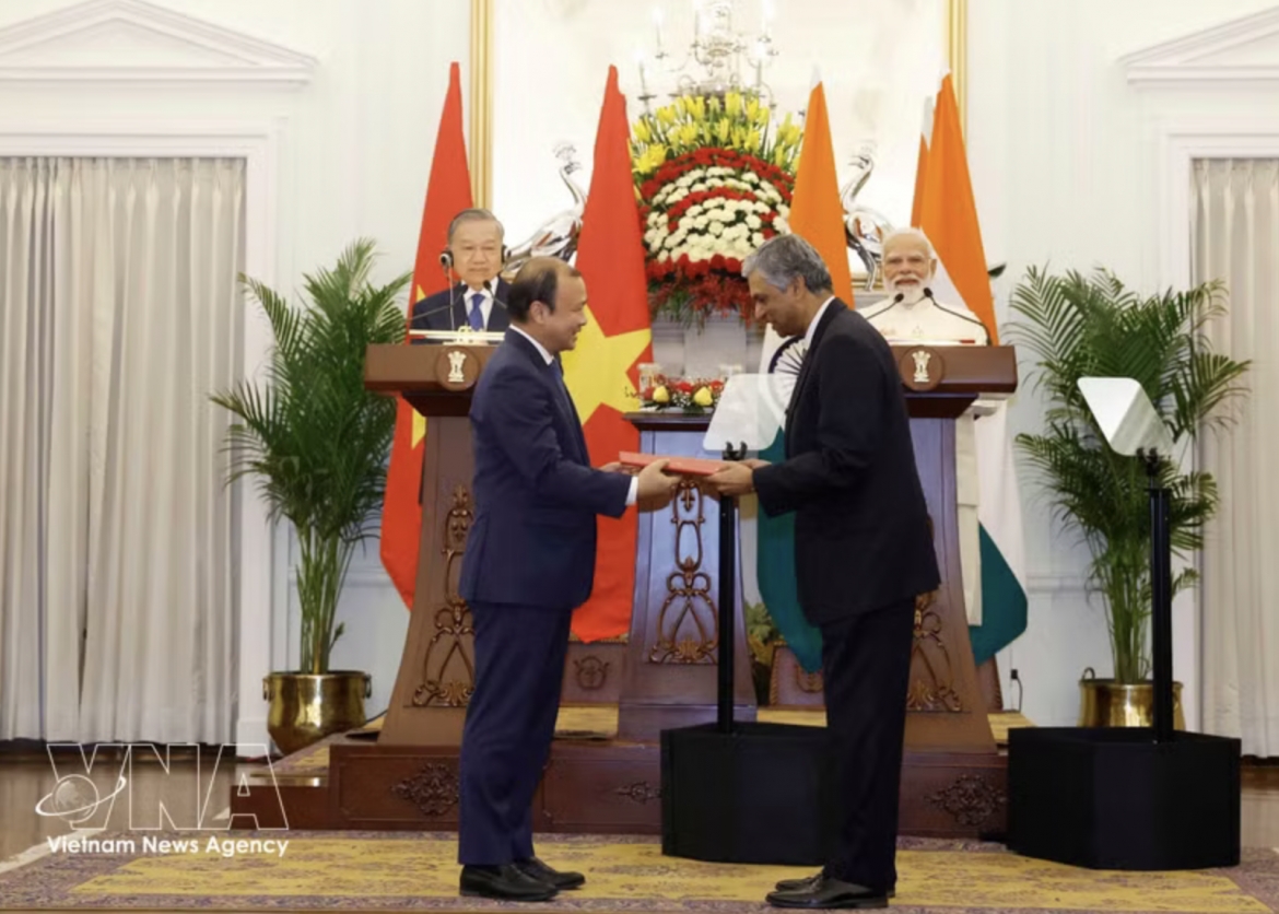 General Secretary of the Communist Party of Vietnam Central Committee and State President To Lam (L) and Indian Prime Minister Narendra Modi witness the exchange of cooperation documents between the two countries. (Photo: VNA)