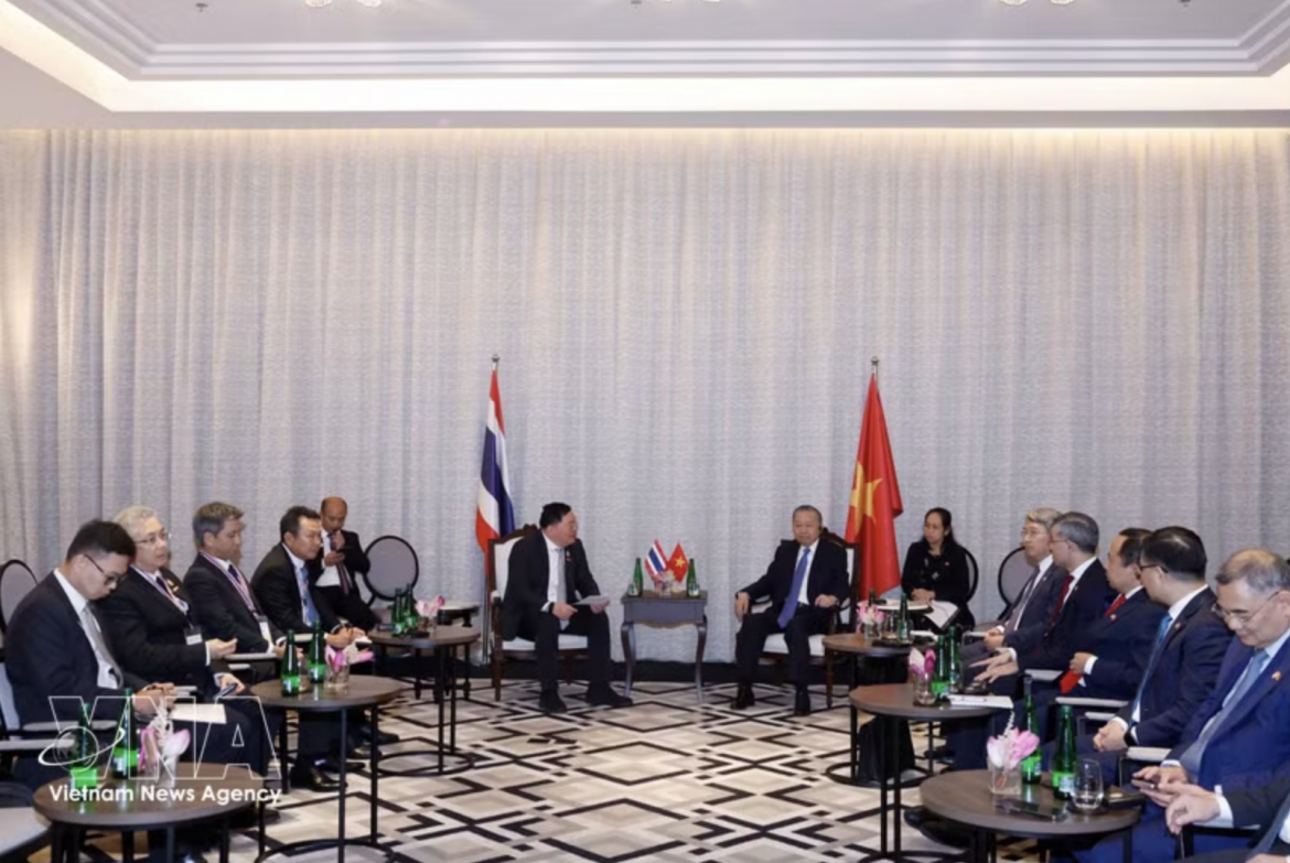General Secretary of the Communist Party of Vietnam (CPV) Central Committee and State President To Lam (R) receives Thammasak Sethaudom, President and Chief Executive Officer of Siam Cement Group (Photo: VNA)