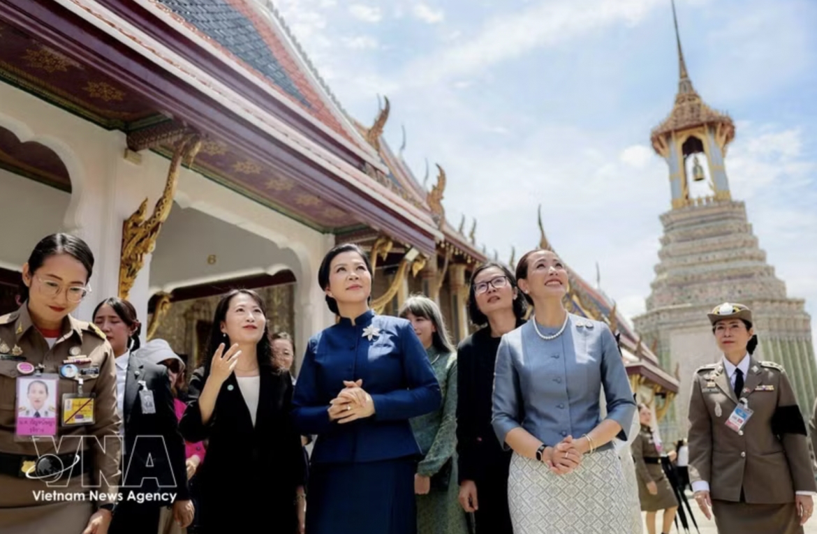 Vietnamese Party General Secretary and State President To Lam's spouse Ngo Phuong Ly (C) and Thananon Charnvirakul, spouse of Prime Minister Anutin Charnvirakul, visit historical sites within the grounds of the Thai Grand Palace. (Photo: VNA)