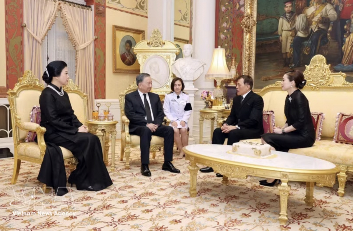 General Secretary of the Communist Party of Vietnam Central Committee and State President To Lam and his spouse Ngo Phuong Ly (L) meet with King Maha Vajiralongkorn and Queen Suthida. (Photo: VNA)