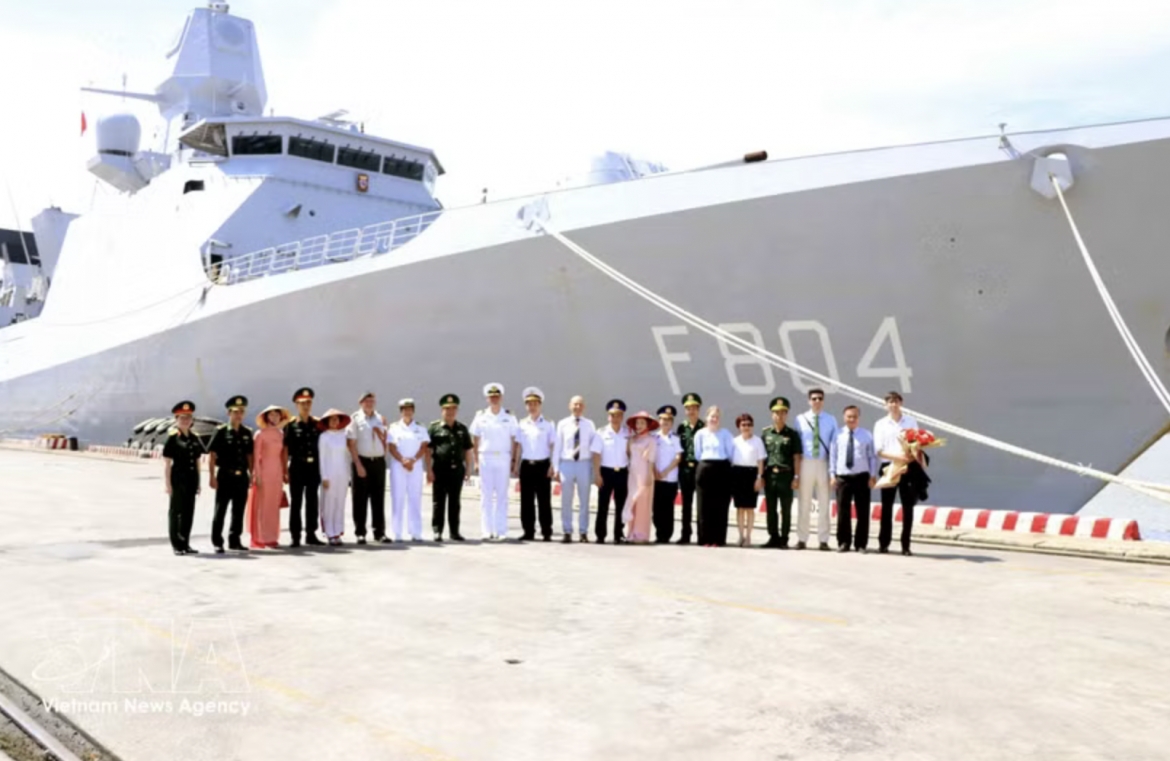 Representatives of Vietnam's law enforcement forces and the Royal Netherlands Navy frigate HNLMS De Ruyter pose for a group photo in Hai Phong on May 29. (Photo: VNA)