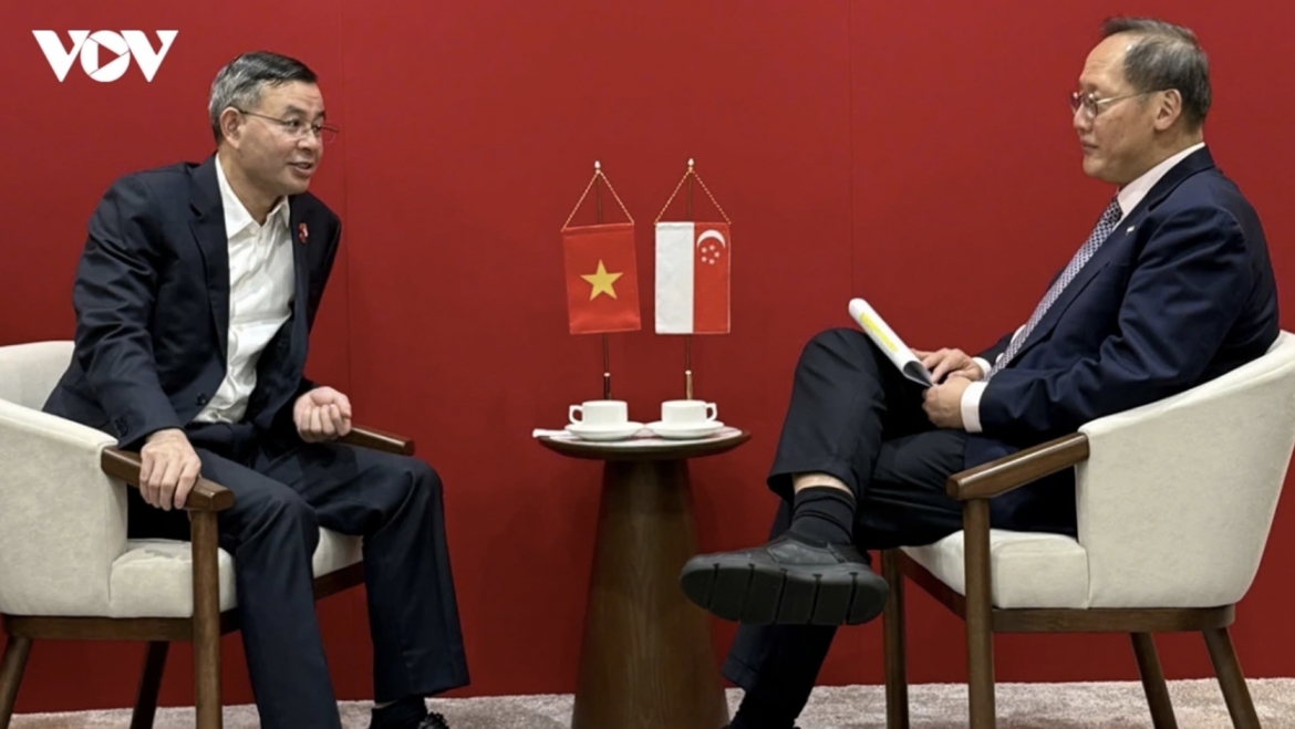  The two ministers  discuss measures to increase Vietnam - Singapore cooperation 