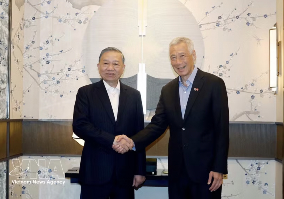 General Secretary of the Communist Party of Vietnam Central Committee and State President To Lam (left) and Lee Hsien Loong, Senior Minister, senior advisor to the People's Action Party, and former Prime Minister of Singapore. (Photo: VNA)