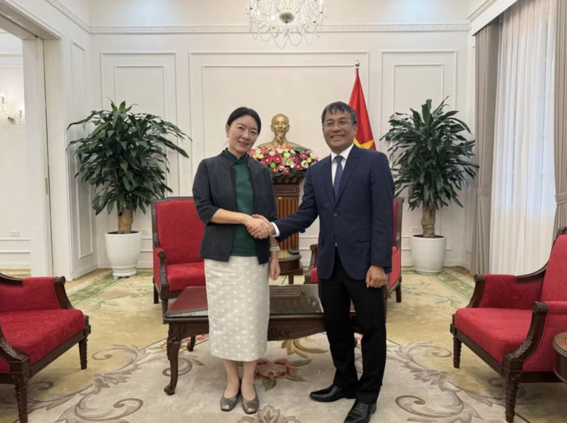 Standing Deputy Minister of Foreign Affairs Nguyen Minh Vu receives Lu Xinning, Vice Chairwoman of the People’s Government of China’s Guangxi Zhuang Autonomous Region in Hanoi on May 30. Photo: Ministry of Foreign Affairs.