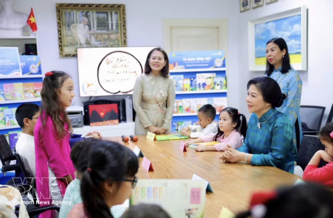 Ngo Phuong Ly, spouse of General Secretary of the Communist Party of Vietnam Central Committee and State President To Lam, visits the Lac Hong Vietnamese language class in Singapore. (Photo: VNA)