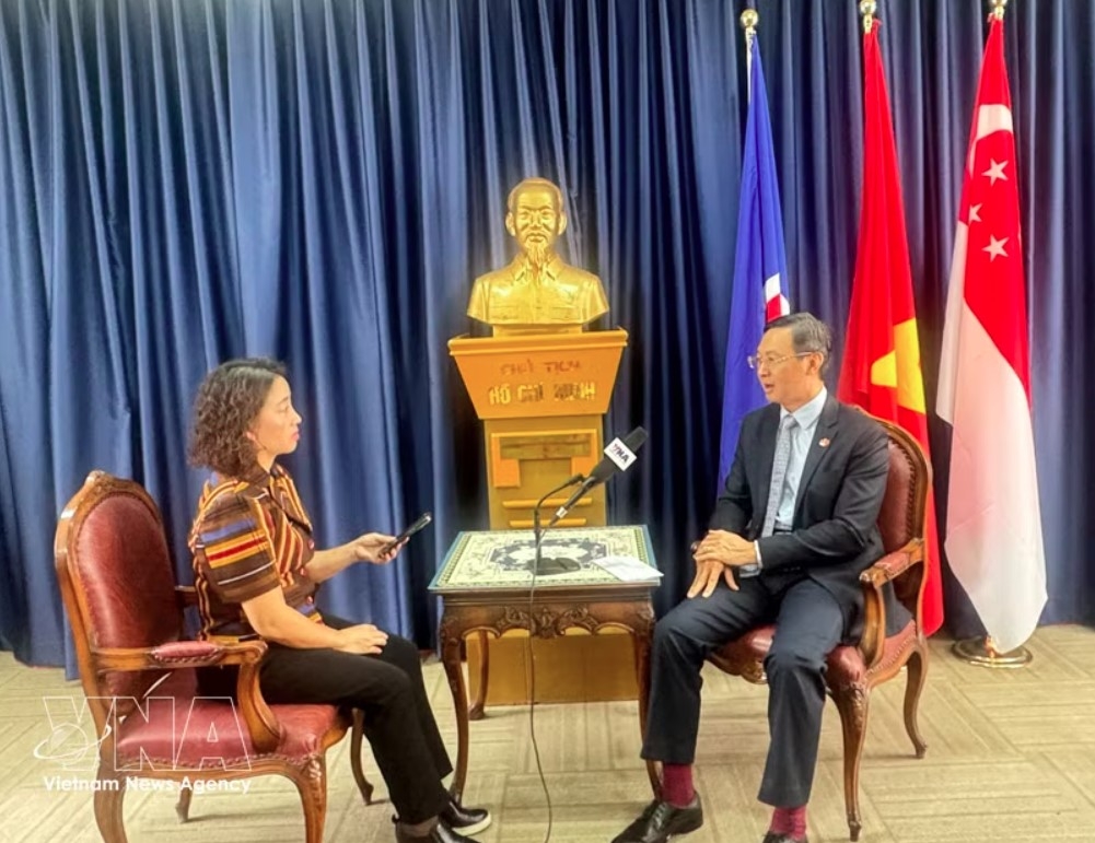 Vietnamese Ambassador to Singapore Tran Phuoc Anh (right) speaks to a Vietnam News Agency correspondent in Singapore. (Photo: VNA)