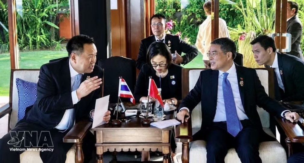 Vietnamese Prime Minister Le Minh Hung (R) meets with Thai Prime Minister Anutin Charnvirakul on May 8 as part of his trip to attend the 48th ASEAN Summit in Cebu, the Philippines. (Photo: VNA)
