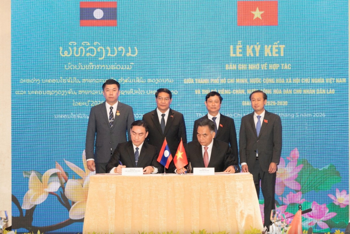At the signing ceremony for the MoU on cooperation between Ho Chi Minh City and Vientiane for the 2026–2030 period. (Photo: Xuan Khu)