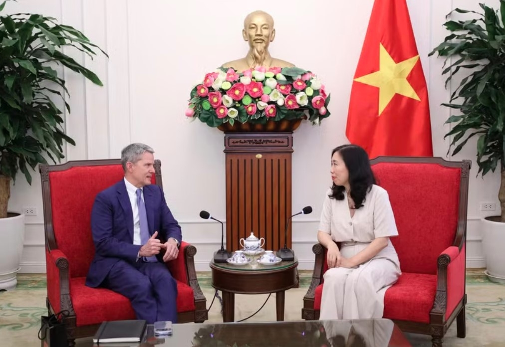 Deputy Foreign Minister Le Thi Thu Hang (right) receives Phil Nelson, Executive Vice President of CNN International Commercial, in Hanoi on May 25, 2026. (Photo: Ministry of Foreign Affairs)