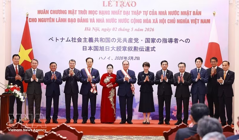 Prime Minister Le Minh Hung and Japanese Prime Minister Takaichi Sanae pose for a group photo with delegates. (Photo: VNA)