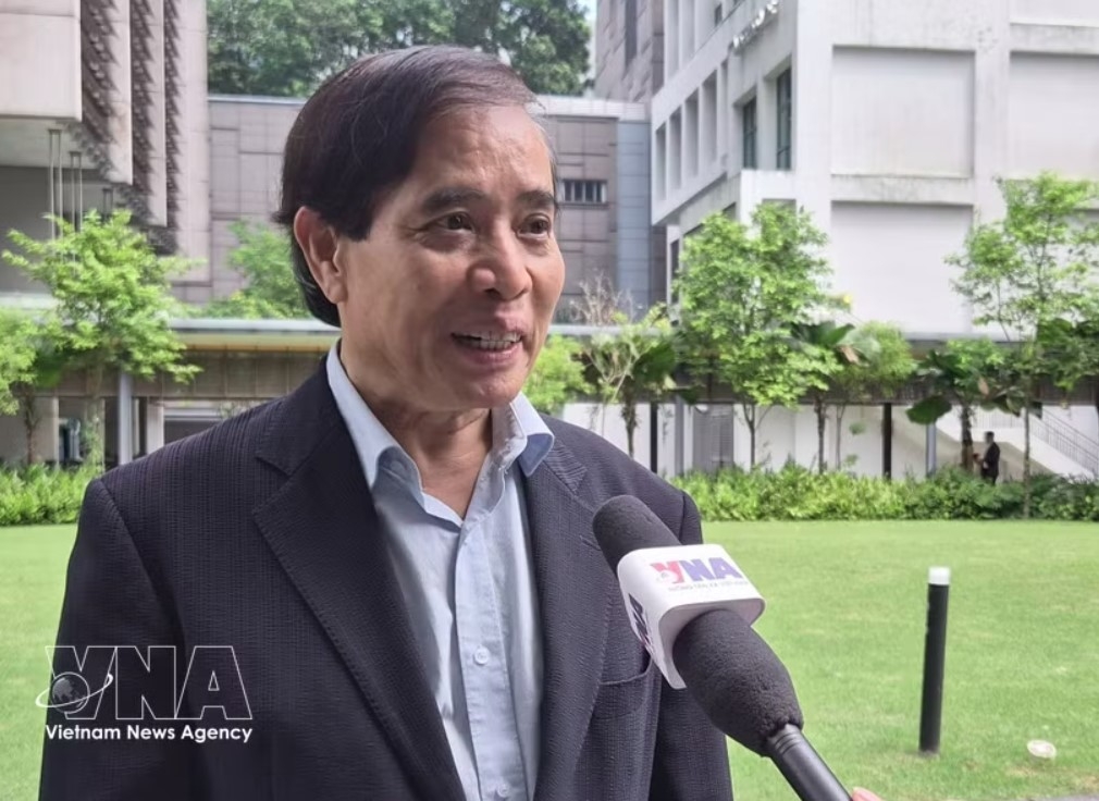 Professor Vu Minh Khuong from the Lee Kuan Yew School of Public Policy gives an interview to Vietnam News Agency correspondents in Singapore. (Photo: VNA)