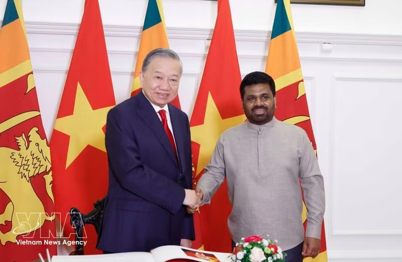 General Secretary of the Communist Party of Vietnam Central Committee and State President To Lam (L) and Sri Lankan President Anura Kumara Dissanayake after signing the guest book. (Photo: VNA)