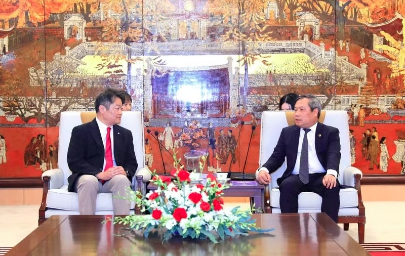 Deputy Secretary of the Party Committee and Chairman of the People’s Committee of Hanoi Vu Dai Thang (right) receives Governor of Yamanashi prefecture Nagasaki Kotaro. (Photo: hanoimoi.vn)