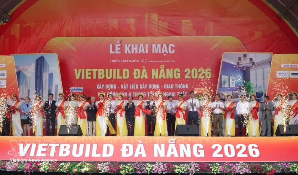 Delegates cut the ribbon to open the Vietbuild Da Nang International Exhibition 2026. (Photo: VNA)