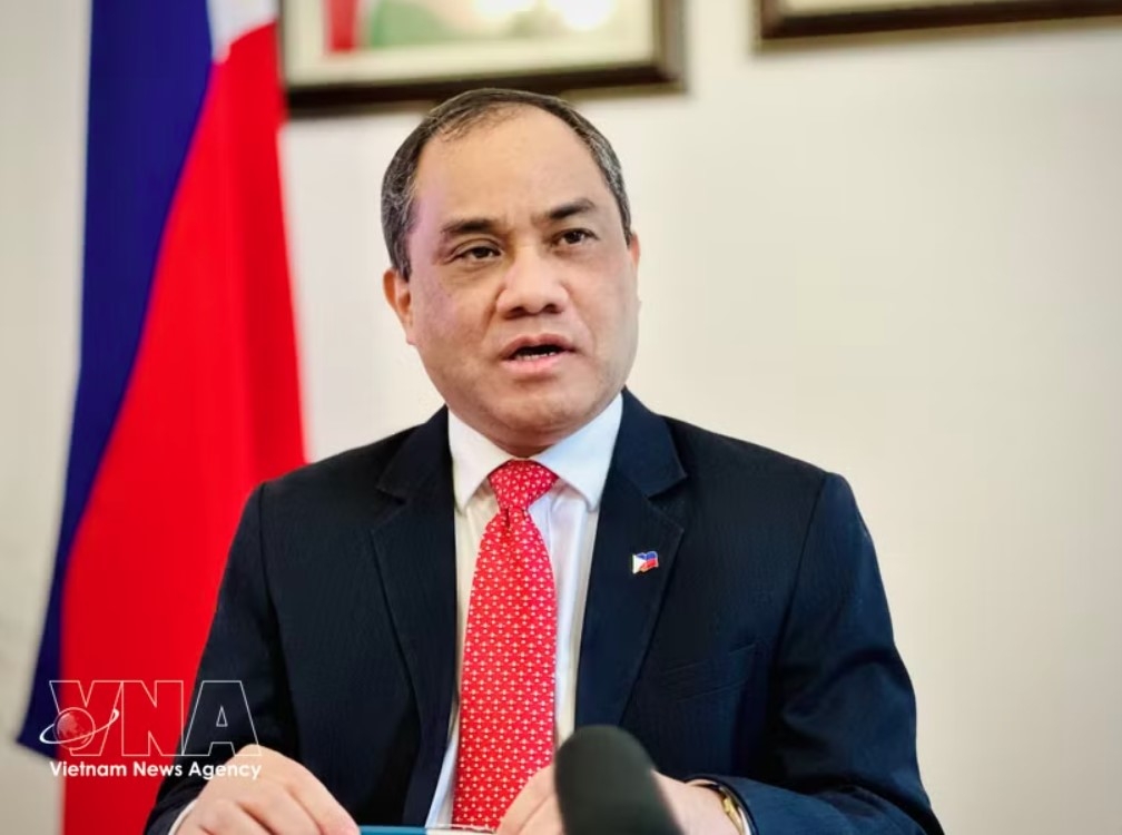 Philippine Ambassador to Vietnam Francisco Noel R. Fernandez III grants an interview to the Vietnam News Agency. (Photo: VNA)